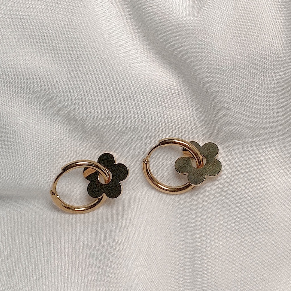 n e w | 18k gold flower dangle earrings | floral | minimalist